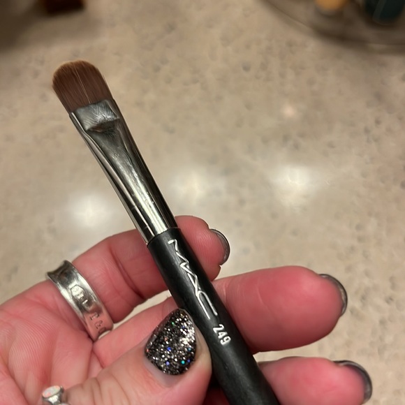 MAC concealer brush and Bk beauty eyeshadow brush - Picture 2 of 6